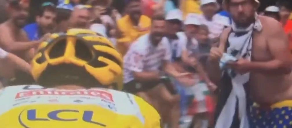 Skandal! Kibic prawie doprowadził do wypadku na Tour de France. Kuriozalne zachowanie fana! S…
