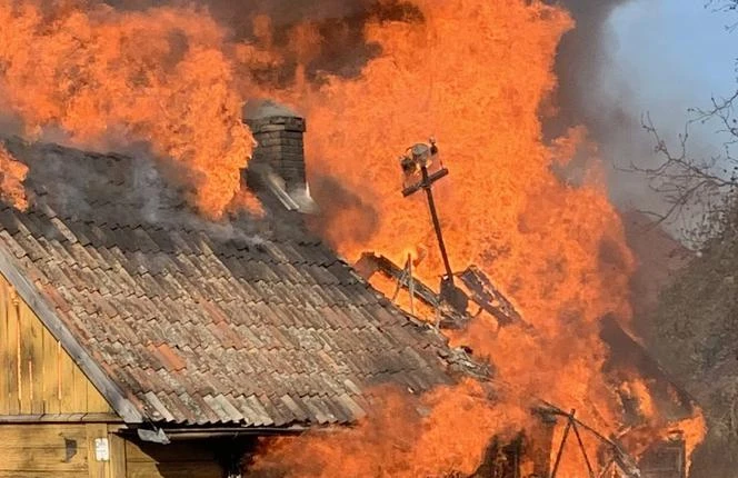 Płonie wieś Nowa Biała w Małopolsce. Przerażający widok! Strażacy robią, co mogą