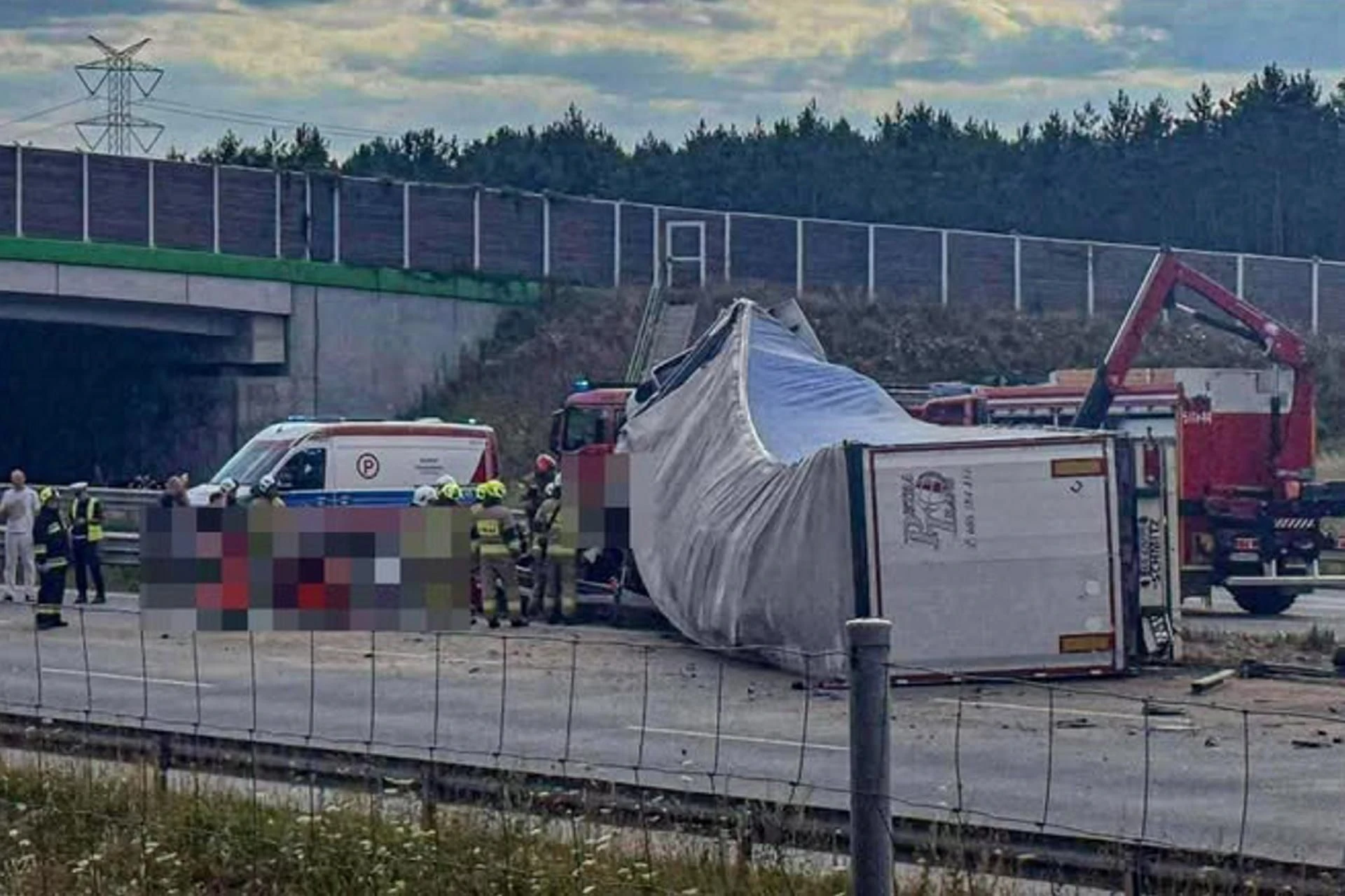 Wypadek na autostradzie PILNE. Ciężarówka zmiażdżyła auto na A1! W środku rodzina z dzieckiem