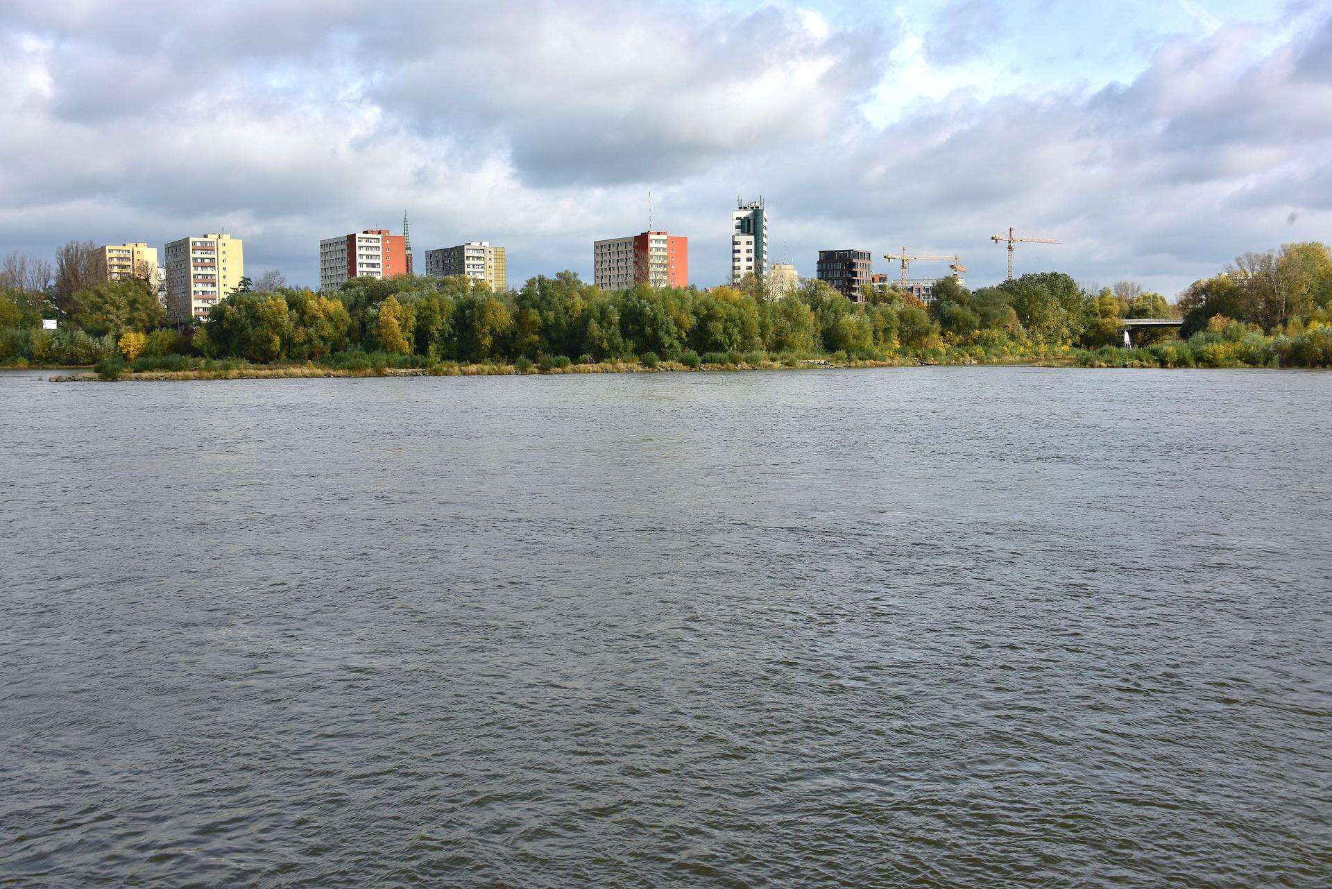 SPRAWDŹ Warszawa. Gwałtowny wzrost poziomu wody w Wiśle. Wiadomo, kiedy nastąpi moment kulmi…