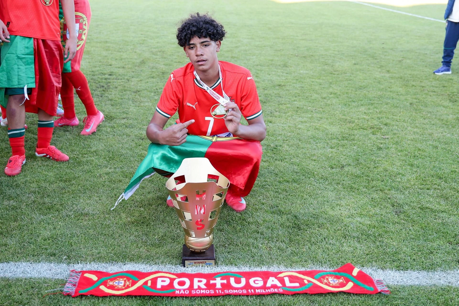 Dublet Juniora Tak dla Portugalii strzela syn Cristiano Ronaldo. O tym występie pisze cały świat