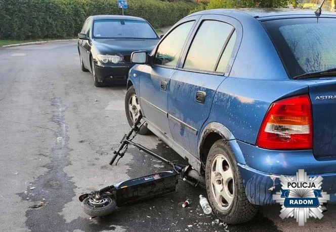 Szok! Pijani wjechali hulajnogą w auto! Na jezdni zostały potłuczone butelki