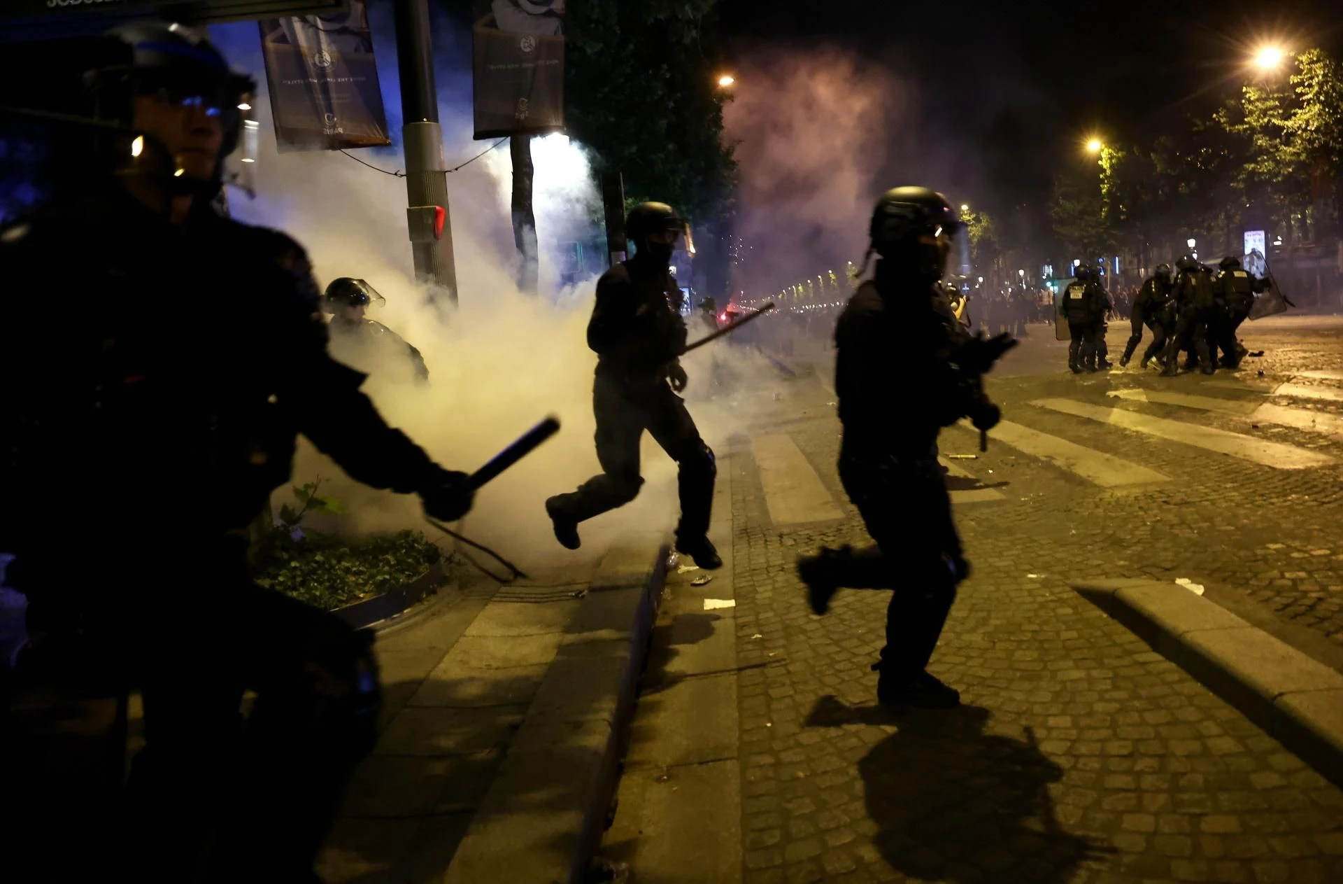 Wielki dramat Tragiczny finał świętowania sukcesu PSG. Nie żyje 17-letni chłopiec. Zadźgali go noż…