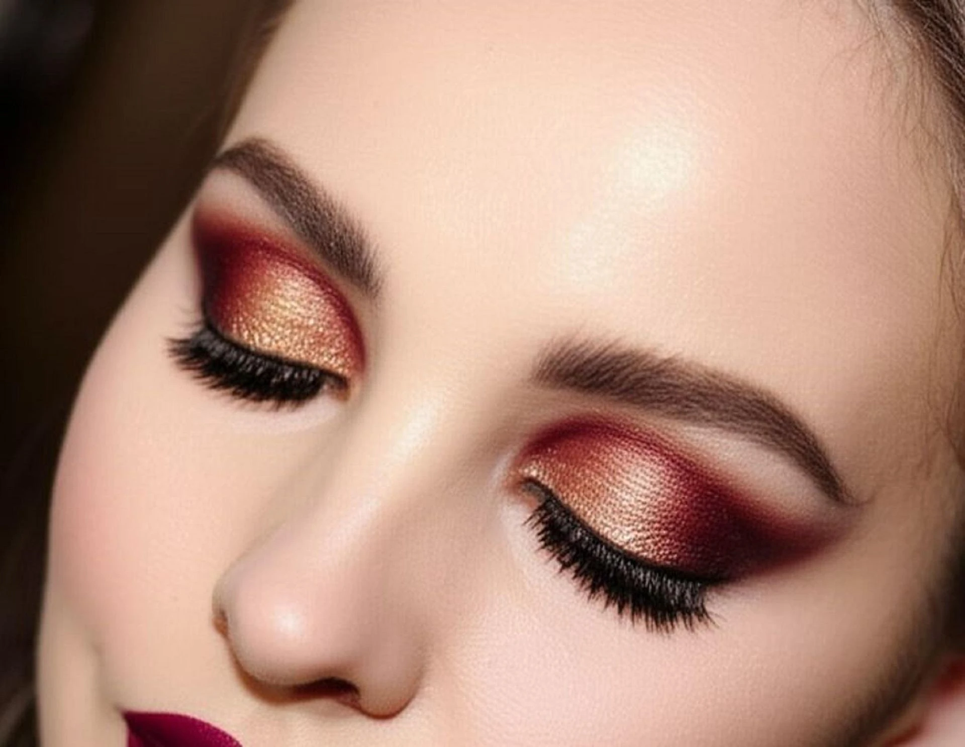 Strefa beauty Jesienne trendy w makijażu: powrót do krycia, burgundu i wyrazistego oka
