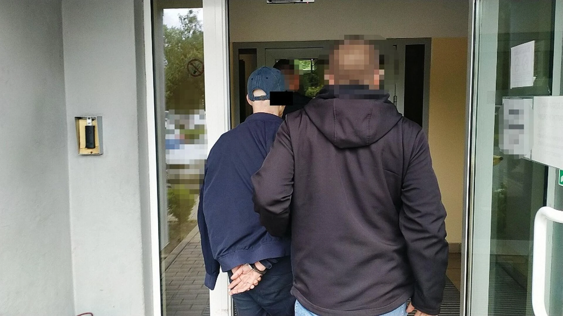 BYŁ POSZUKIWANY Schował się pod materacem w dziecięcym pokoju. Miał broń i narkotyki