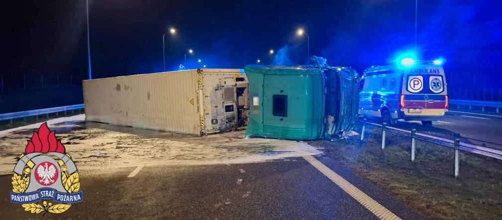 uwaga kierowcy! Ciężarówka przewrócił się na A1 w Nowym Dworze. Kierowca ranny, droga zablokowana!