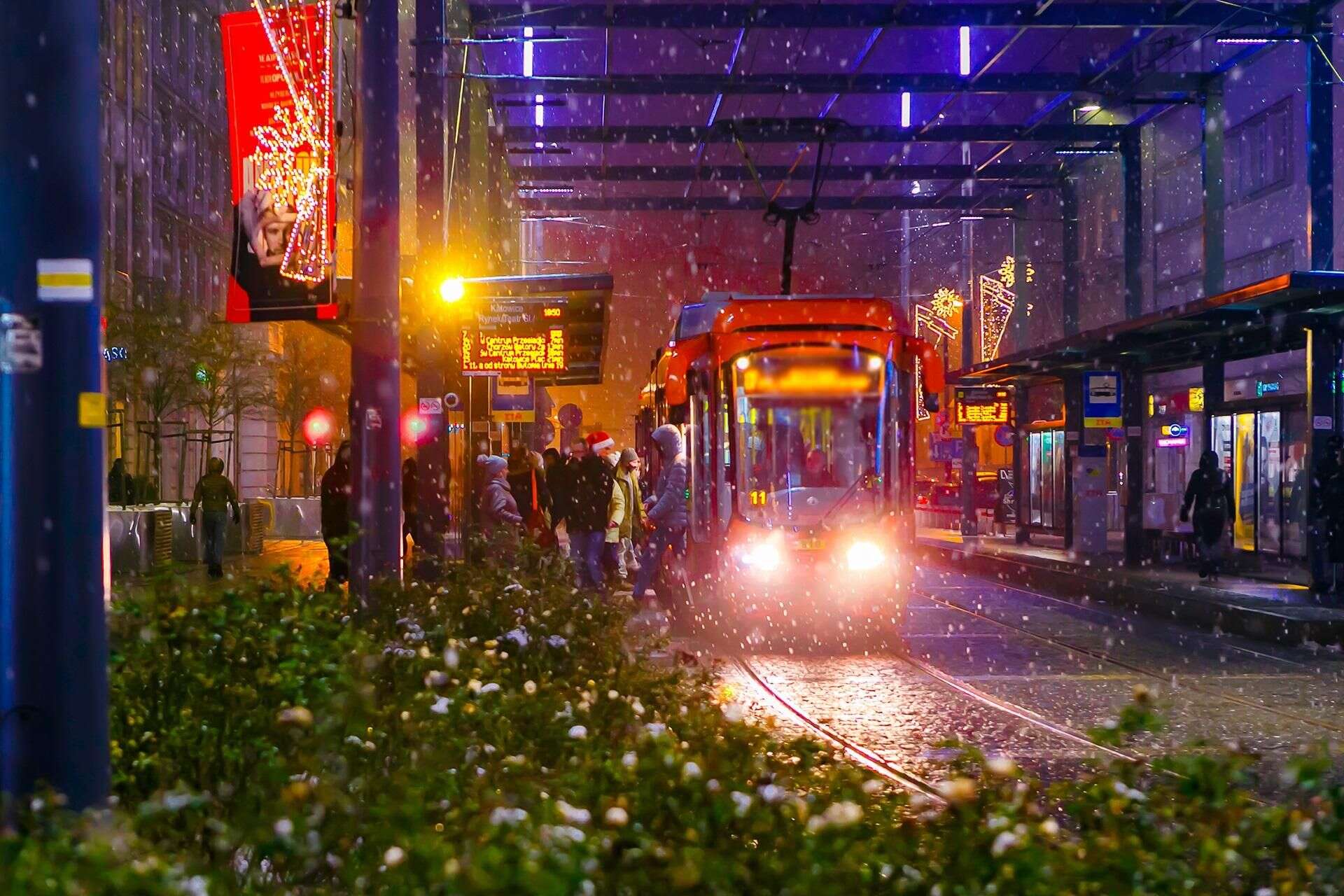 Zostaw auto wybierz komunikację miejską Najlepszy dojazd na Sylwestra z Dwójką. Wybierz tramwaj i nie martw się o parkowanie