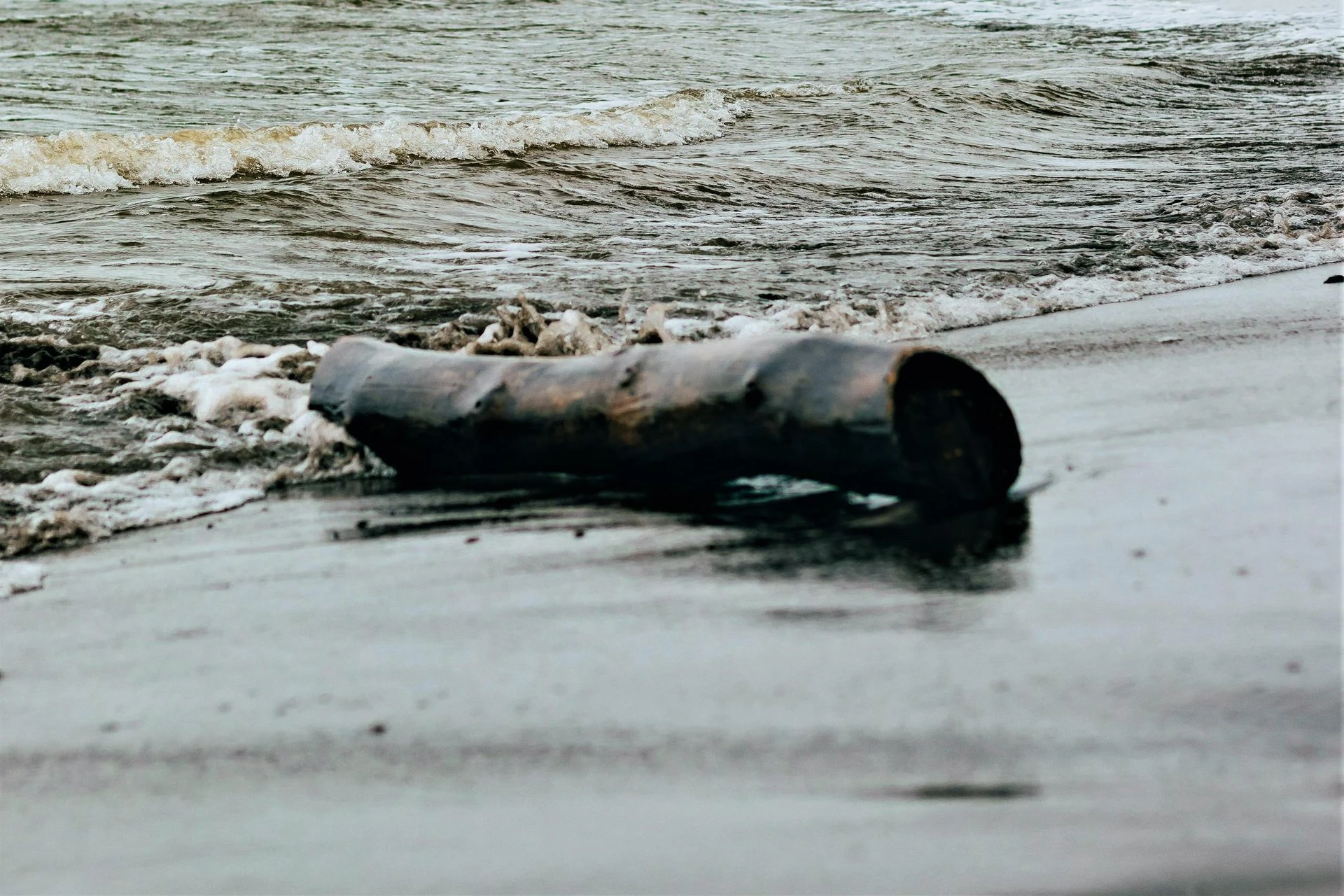 Natura pokazała swoją moc Niezwykłe zjawisko nad Bałtykiem. Morze odsłoniło tajemnice skrywane od lat