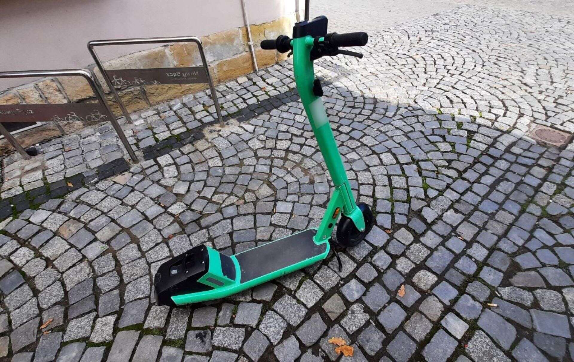 Wypadek w Krakowie Mężczyzna na hulajnodze wjechał pod tramwaj. Tramwaje nie kursują w kierunku ronda G…