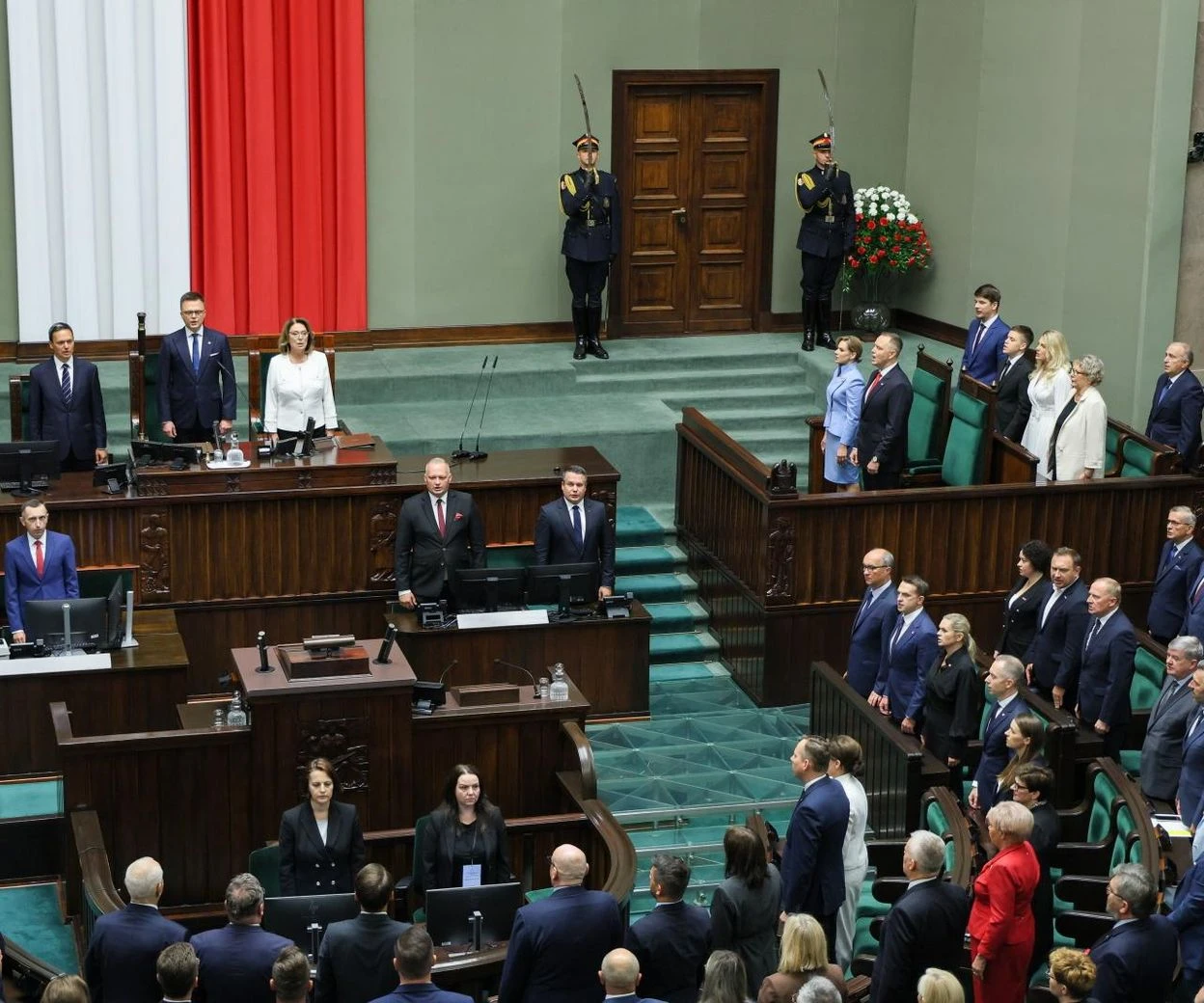 O kogo chodzi? Ten polityk wyszedł z zaprzysiężenia karola Nawrockiego tuż po hymnie! Nie chciał słuchać orędzia
