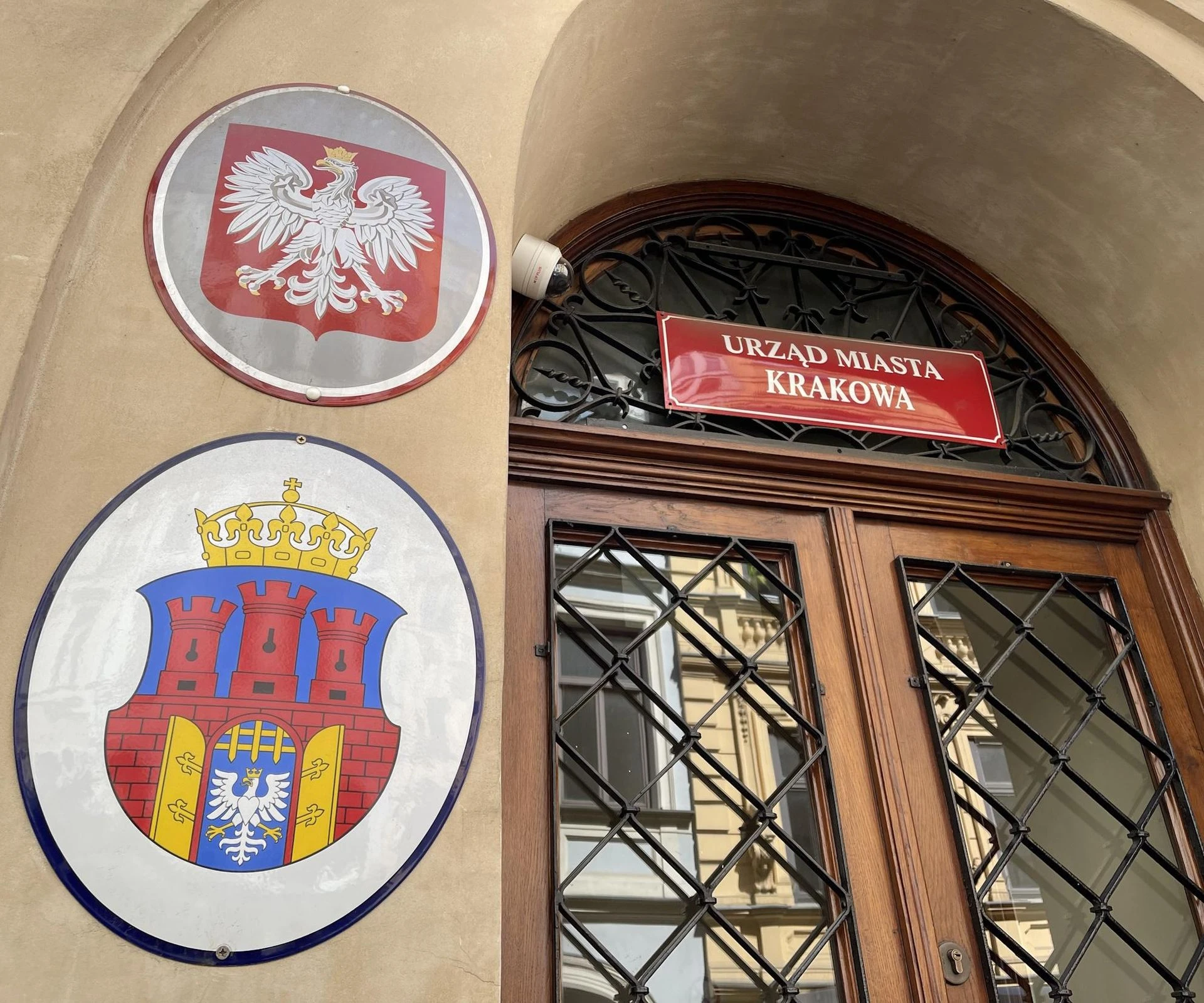 Samorząd Premie i podwyżki dla urzędników. 2000 zł na początek