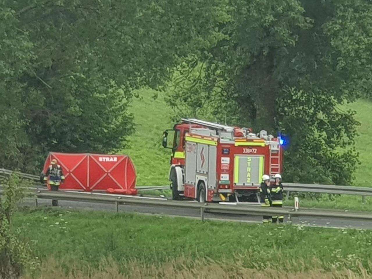 Tragedia na drodze Wypadek śmiertelny pod Krakowem. Mercedes zderzył się z ciężarówką. Nie żyje jedna o…