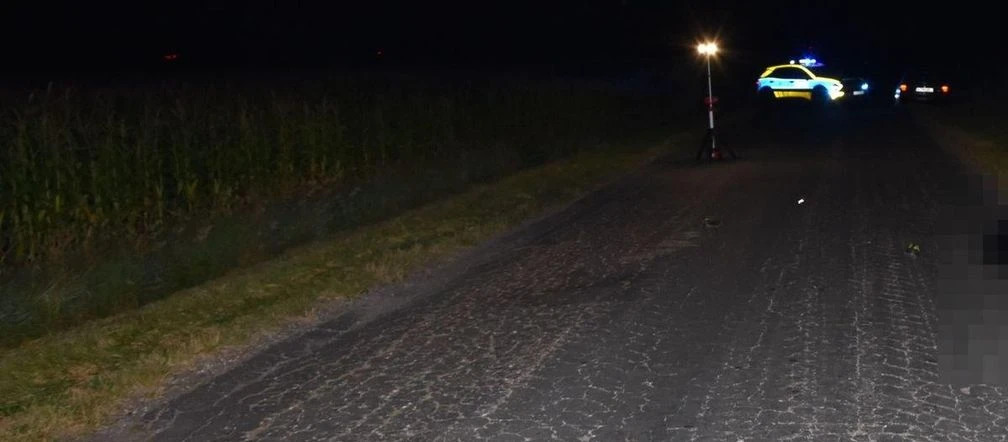 Tragiczny wypadek Tragedia! Samochód przejechał po leżącym na jezdni mężczyźnie