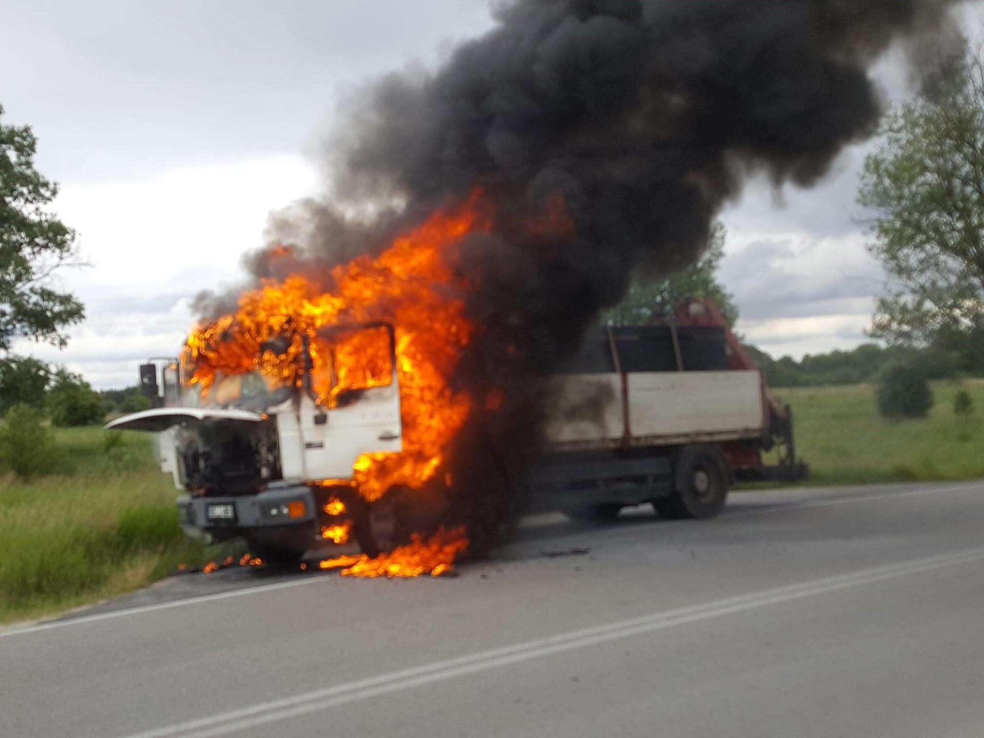 Strażacy w akcji Ciężarówka stanęła w płomieniach. Chwile grozy na drodze