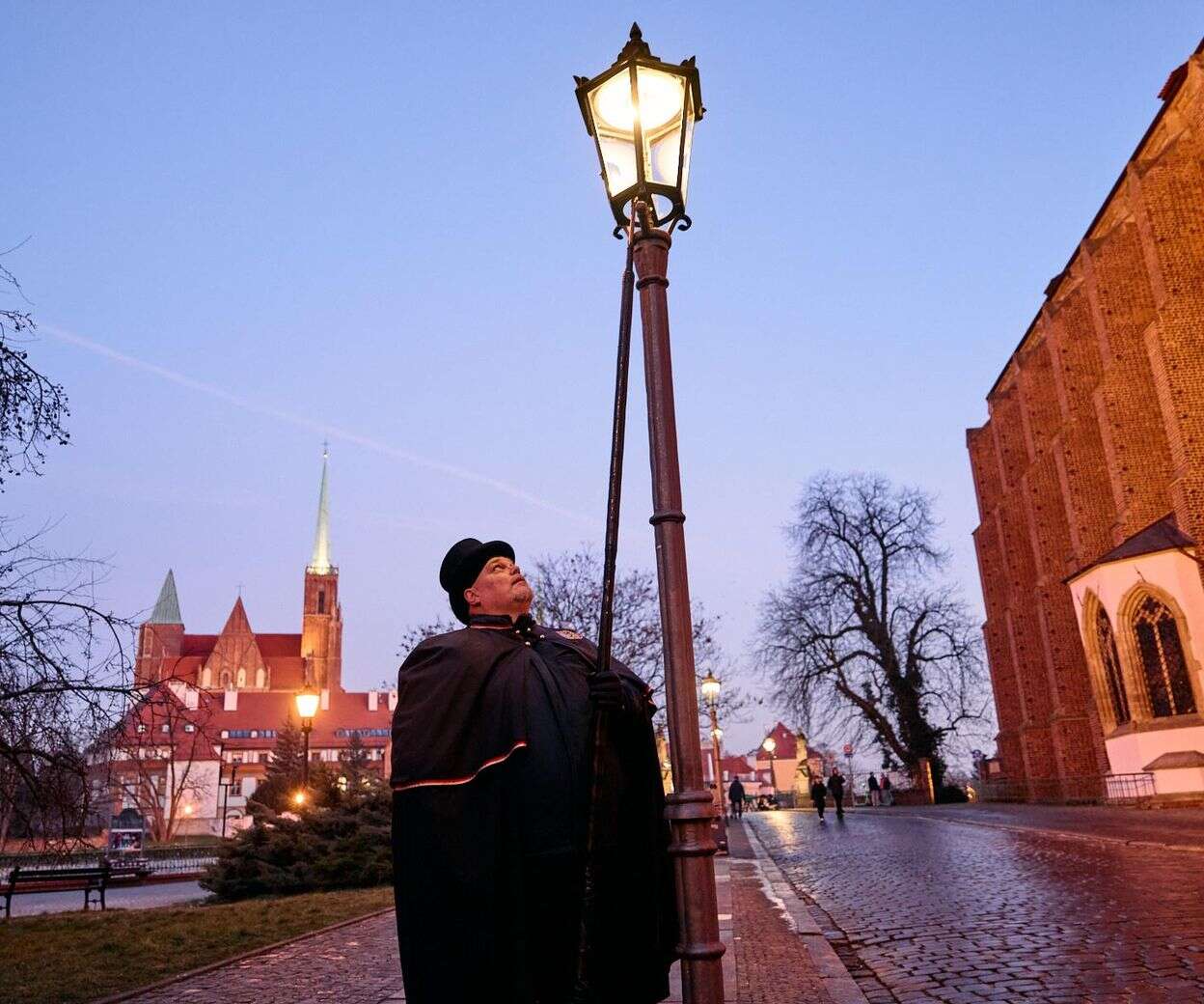 Zostało ich niewielu Ma pelerynę, cylinder i długą sztycę. Wrocławski latarnik zapala 99 lamp gazowych