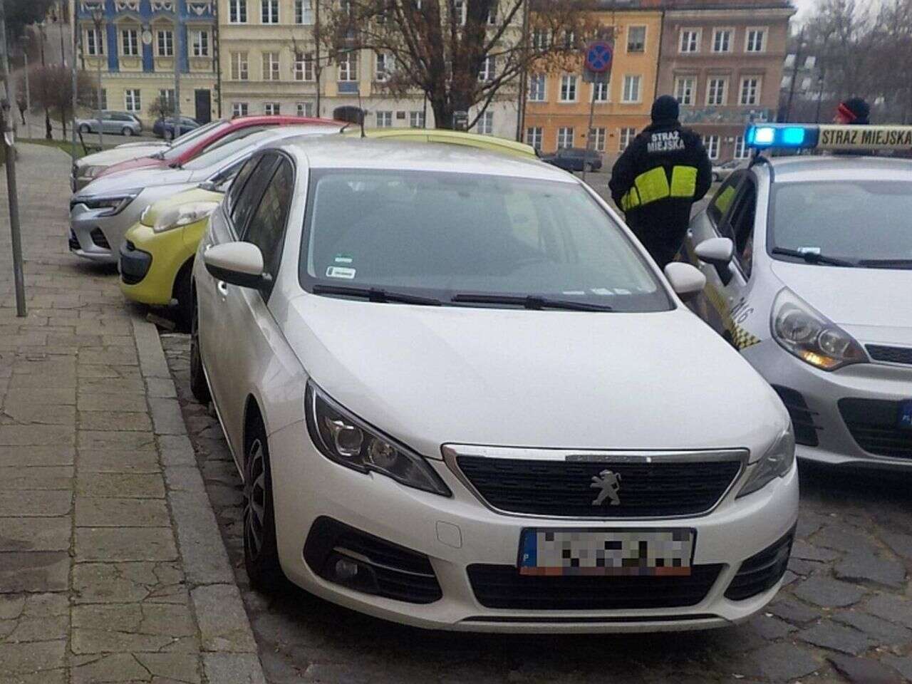 wyrodny ojciec Warszawa. Zostawił synka we włączonym aucie na Starówce. Nie było go godzinę!