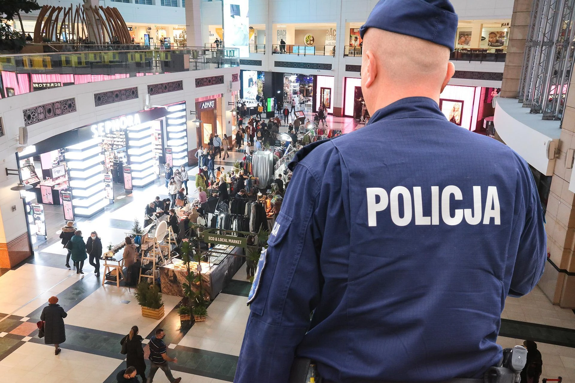 16-latek ma kłopoty W galerii handlowej wpadł przez torebkę