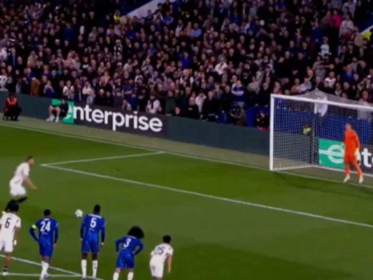 Świetny początek Legii Chelsea – Legia: Gol Tomasa Pekharta na Stamford Bridge! Tak dał Legii prowadzenie […
