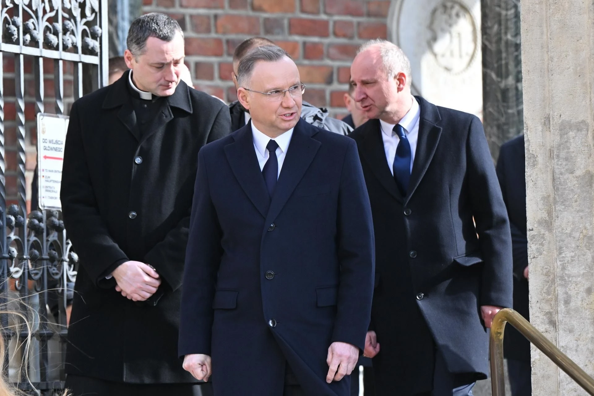 Mamy zdjęcia Andrzej Duda i Marta Kaczyńska oddali hołd ofiarom katastrofy smoleńskiej. Padły pię…