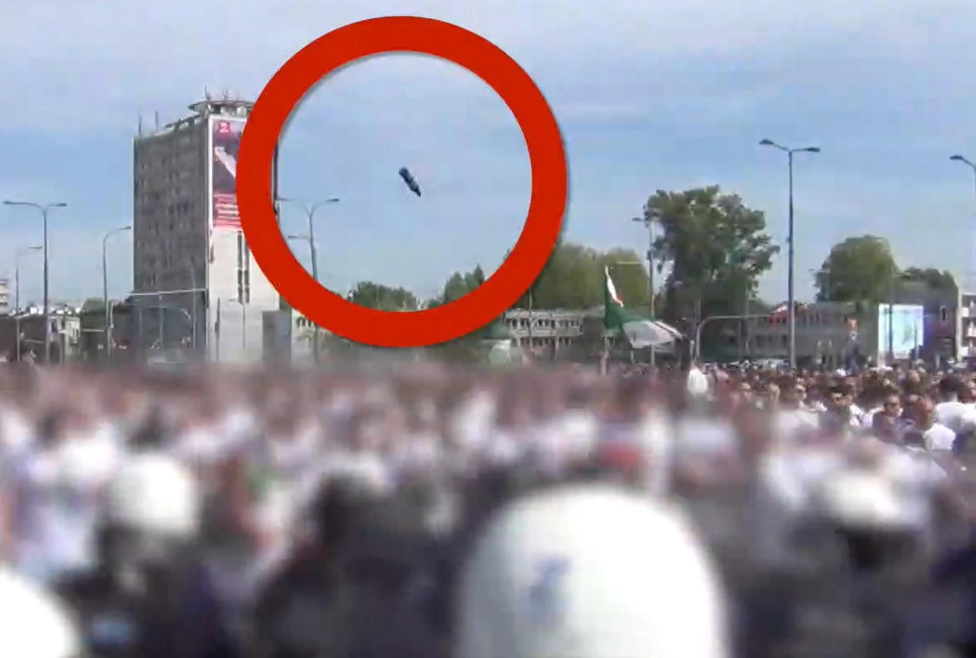 DRAMAT Opublikowano szokujące nagranie. Rzucali w policjantów szklanymi butelkami