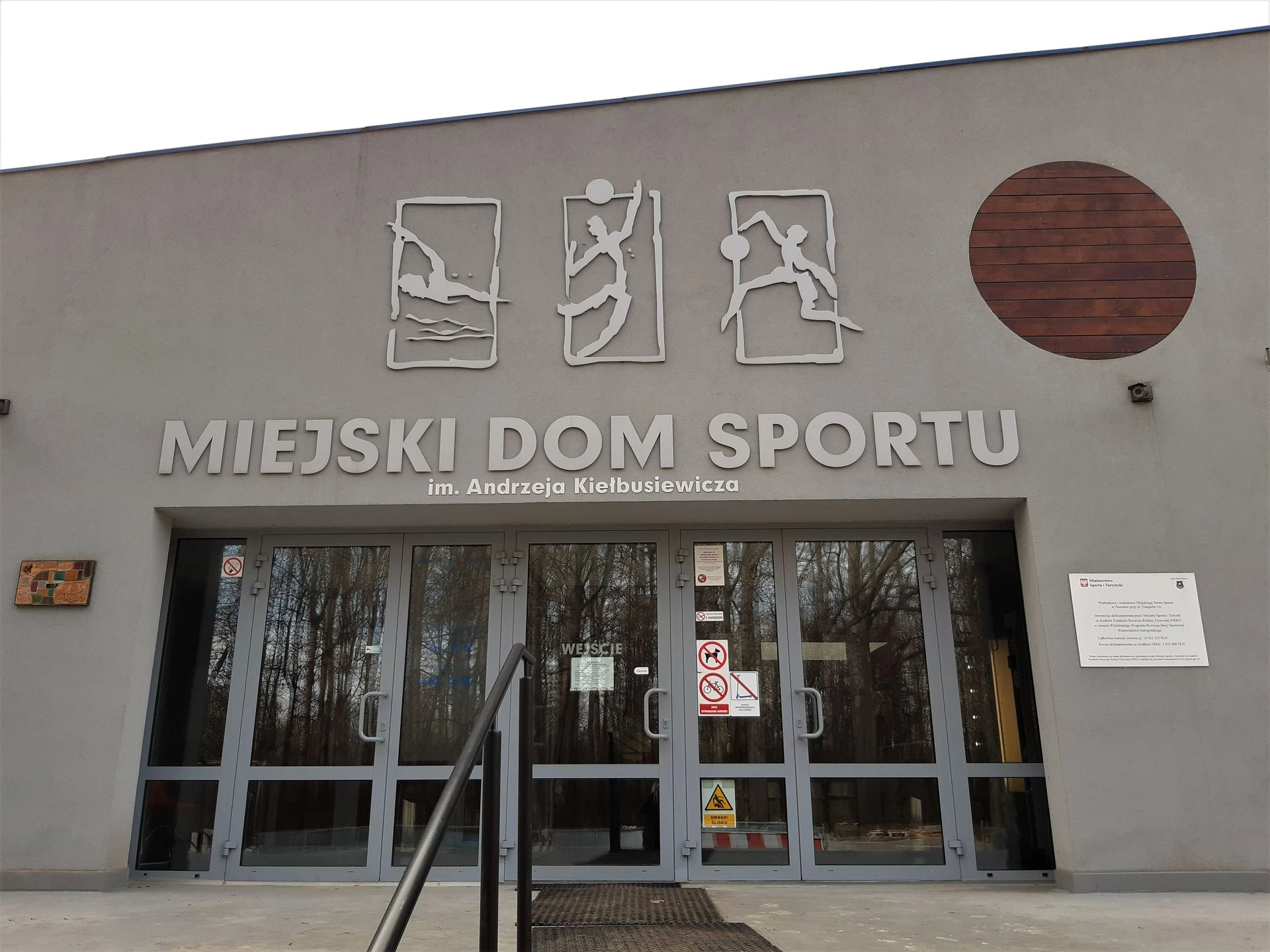 Ważny komunikat Groźna bakteria wykryta na basenie. Pływalnia zamknięta do odwołania