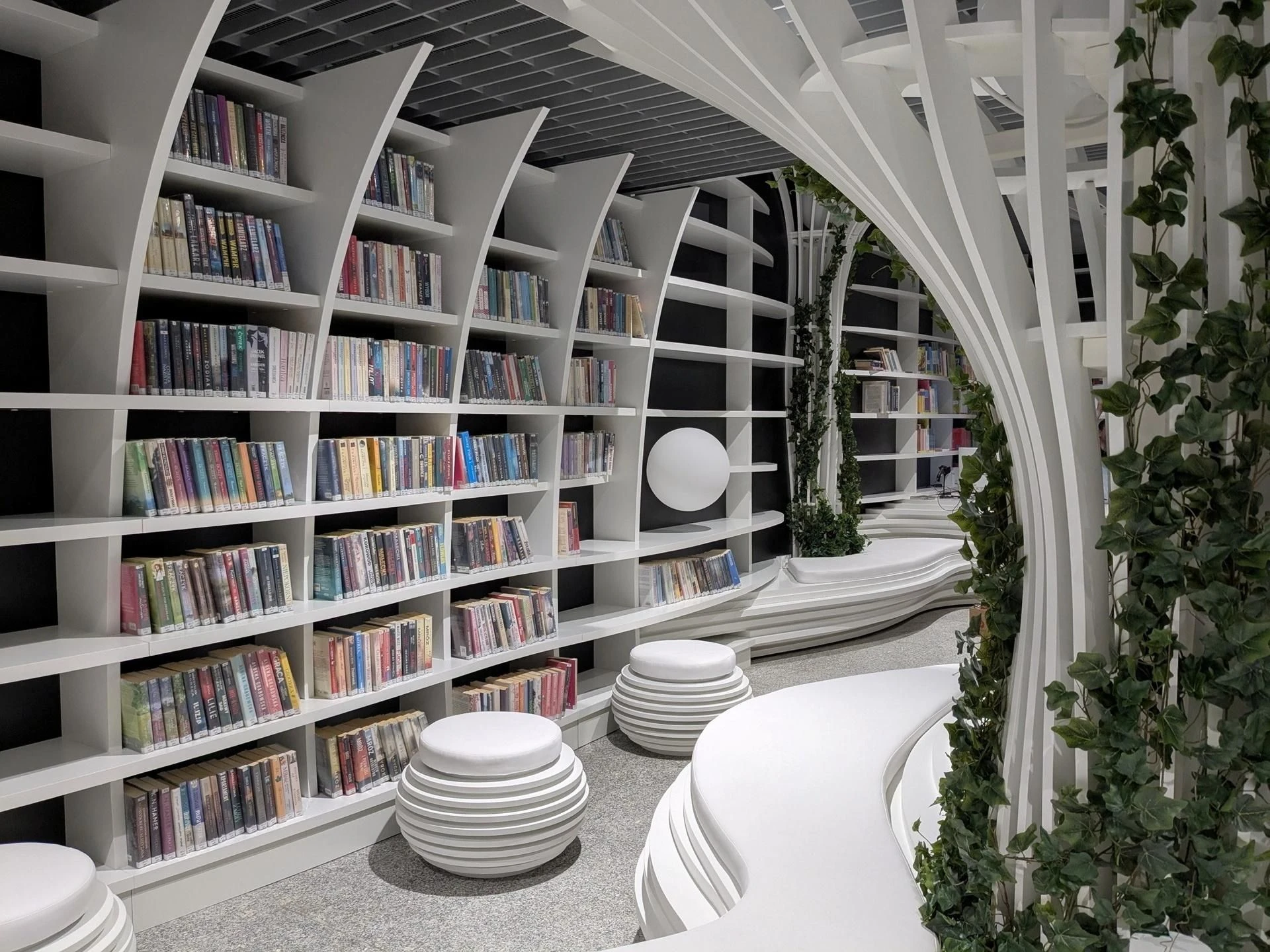 Wiemy kiedy Zbudowali zieloną bibliotekę w metrze! Otwarcie pierwszej w Polsce Metroteki już niebawem