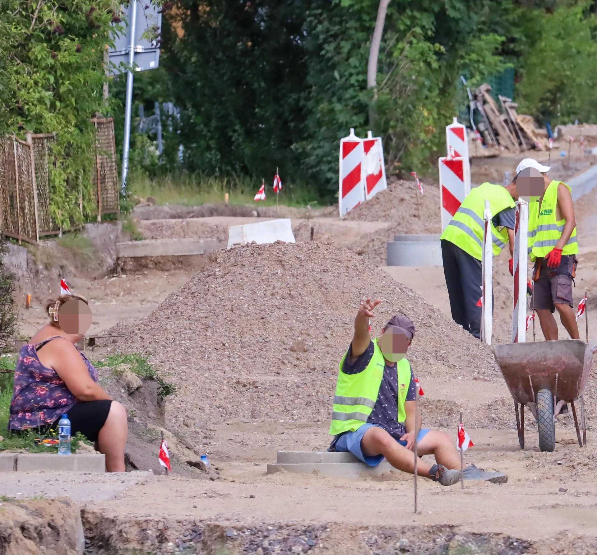 Opalanie zamiast pracy Kierowcy tkwią w korkach, robotnicy się śmieją