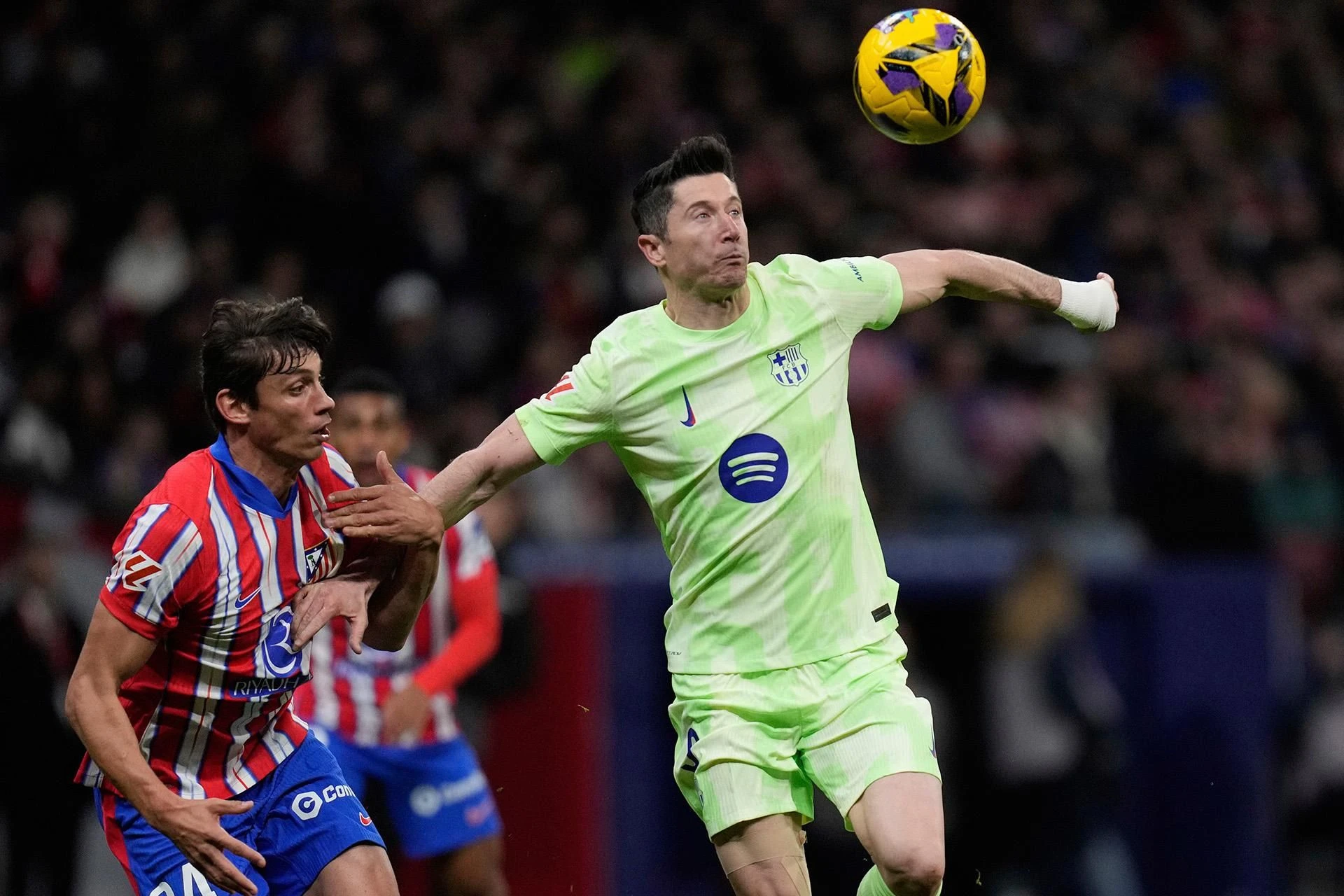Hit w Madrycie Atletico - Barcelona: Fatalne pudło Roberta Lewandowskiego! Ale się pomylił [WIDEO]
