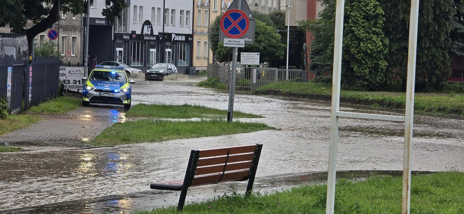Miasto walczy z żywiołem Elbląg sparaliżowany po ulewach. Zamknięte ulice, zmieniony ruch tramwajów