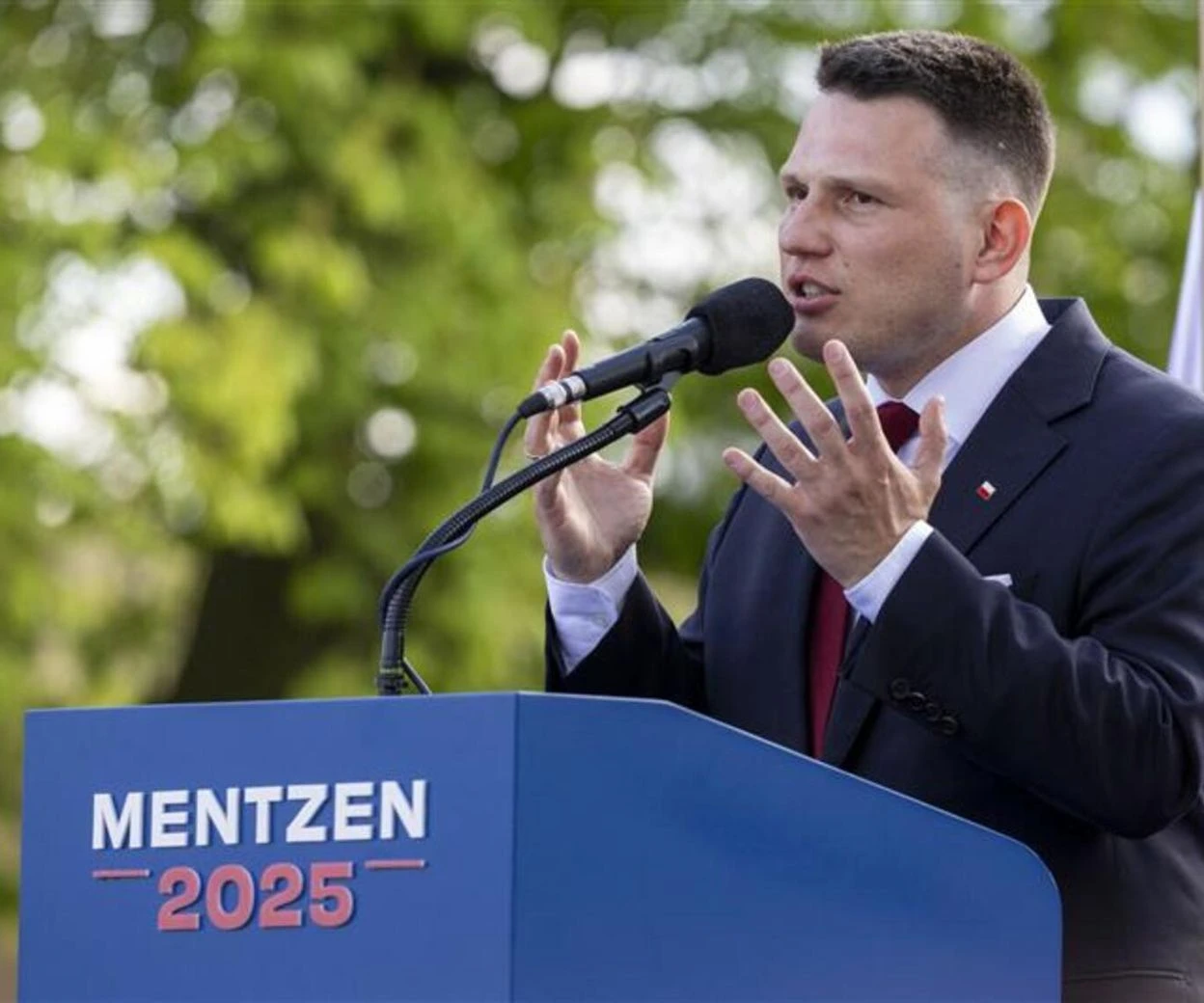 Wybory prezydenckie 2025 Zarobki Sławomira Mentzena ujawnione. Co kryje oświadczenie?