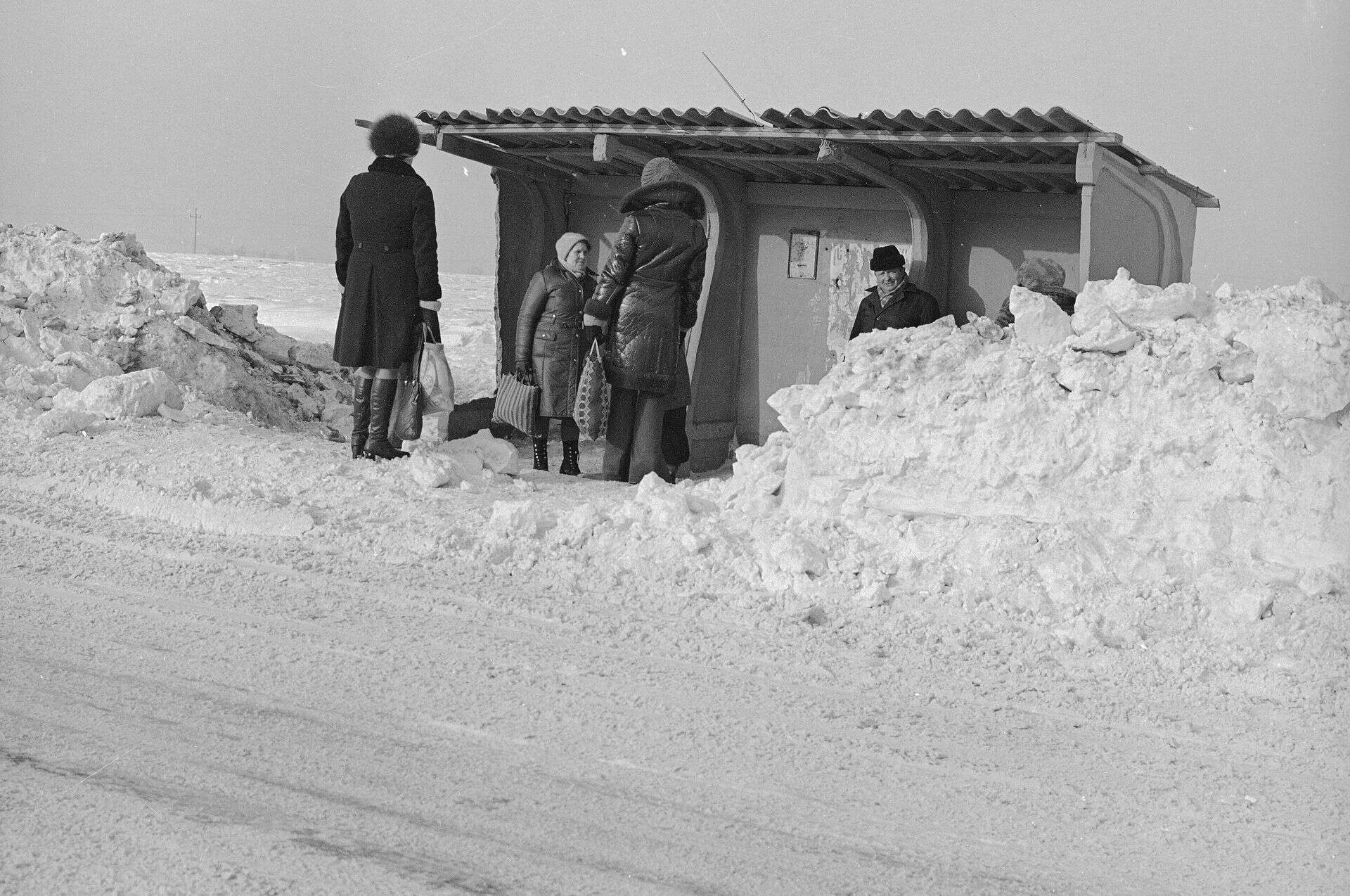 HISTORYCZNE ZDJĘCIA Na ulice Warszawy wyjechały czołgi. Tak walczyli ze śniegiem prawie 50 lat temu