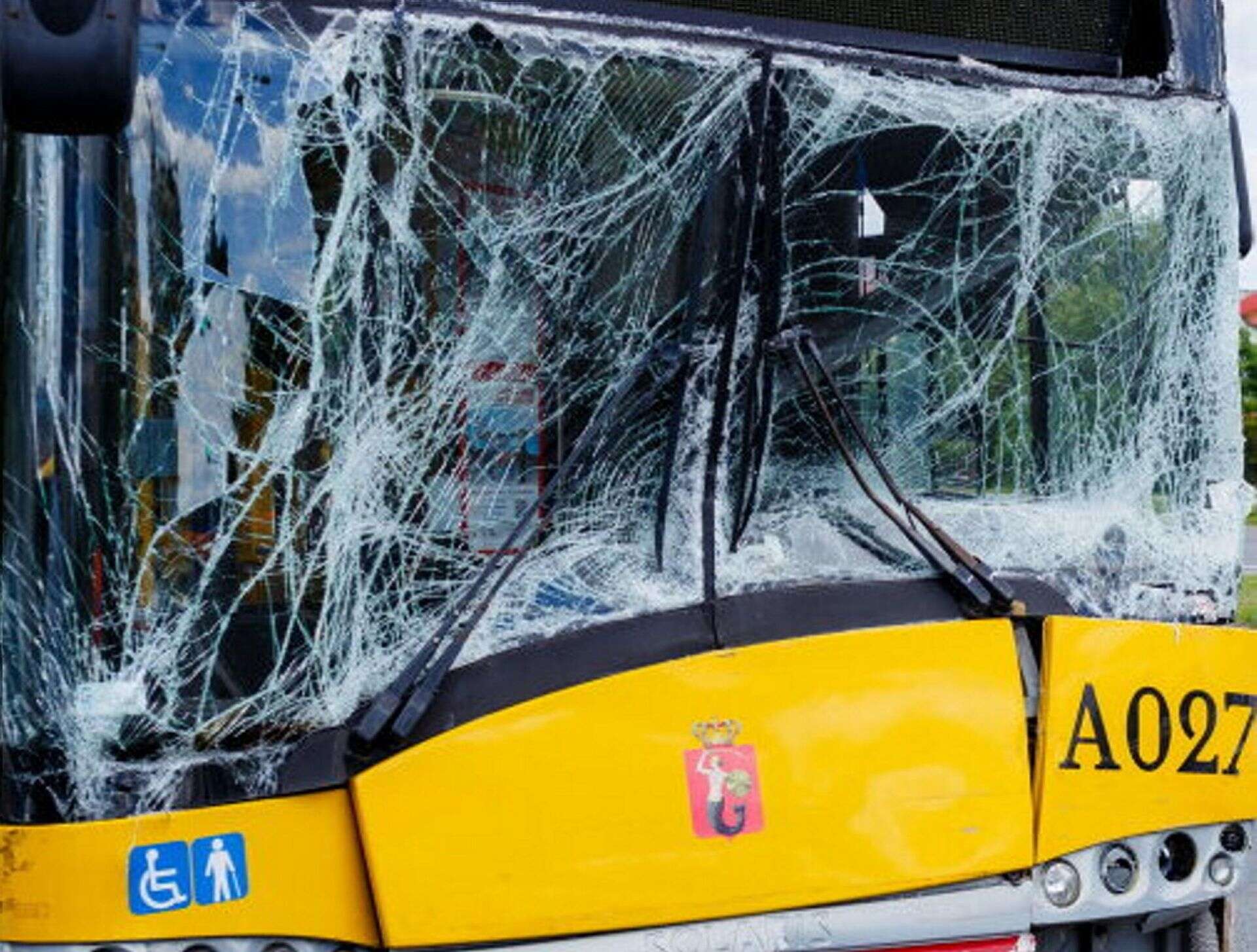 O krok od tragedii! Ostrzelany autobus na warszawskim Mokotowie. Sprawca miał celować w kierowcę!