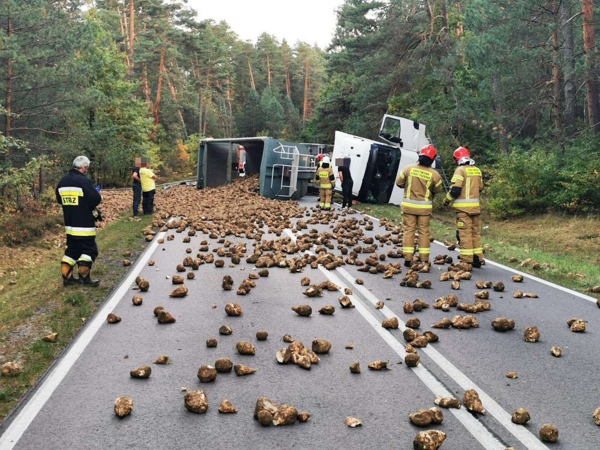 Niecodzienne zdarzenie Buraki cukrowe na wiele godzin zablokowały drogę