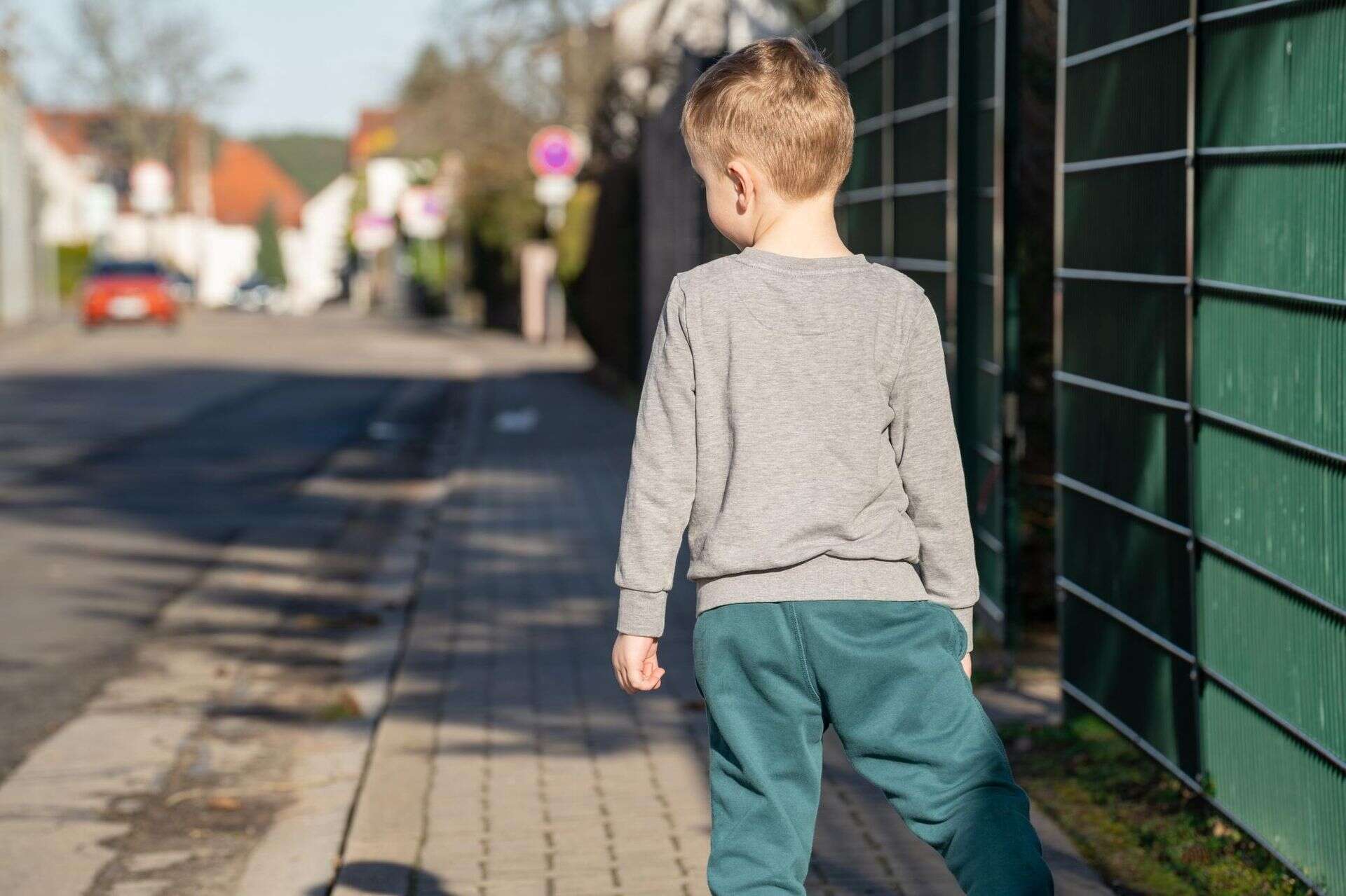 Nikt nie zauważył braku dziecka 3-latek uciekł z przedszkola. Ubrał buciki, kurtkę otworzył drzwi i ruszył w kierunk…