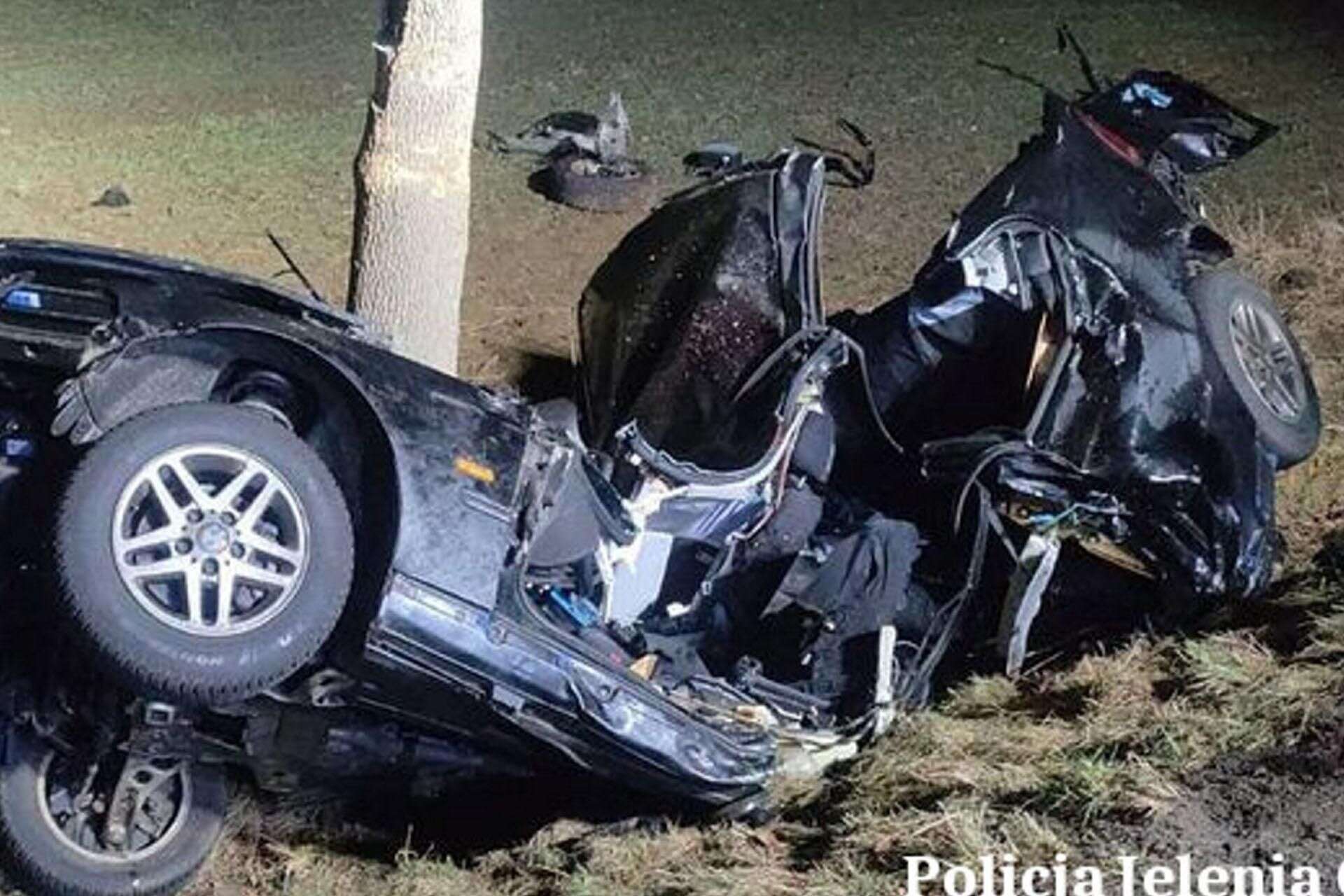 Tragedia w Kowarach BMW roztrzaskało się na drzewie. Dwóch 18-latków nie żyje