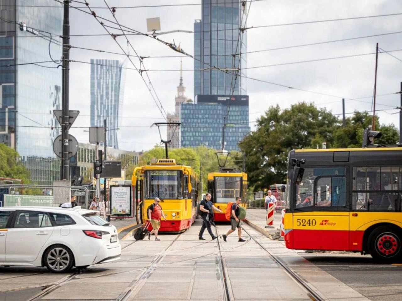 KONIEC UTRUDNIEŃ Tramwaje wracają na plac Zawiszy! Sprawdź, jakie zmiany czekają pasażerów w Warszawie