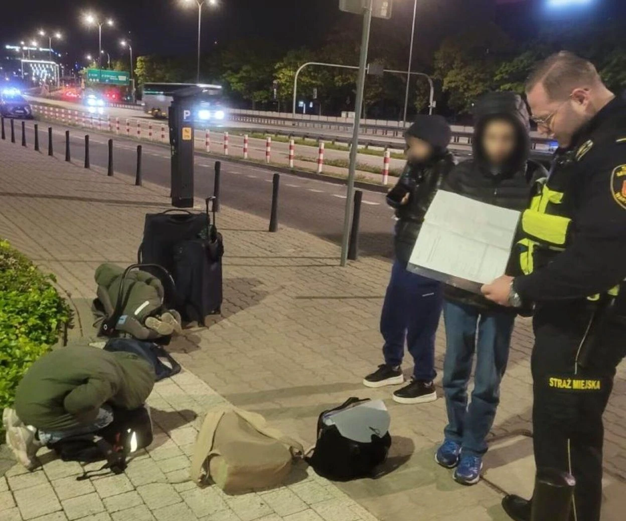 KOSZMAR! Ciężarna kobieta z trójką małych dzieci wylądowała na bruku. Dramat w centrum Warsza…