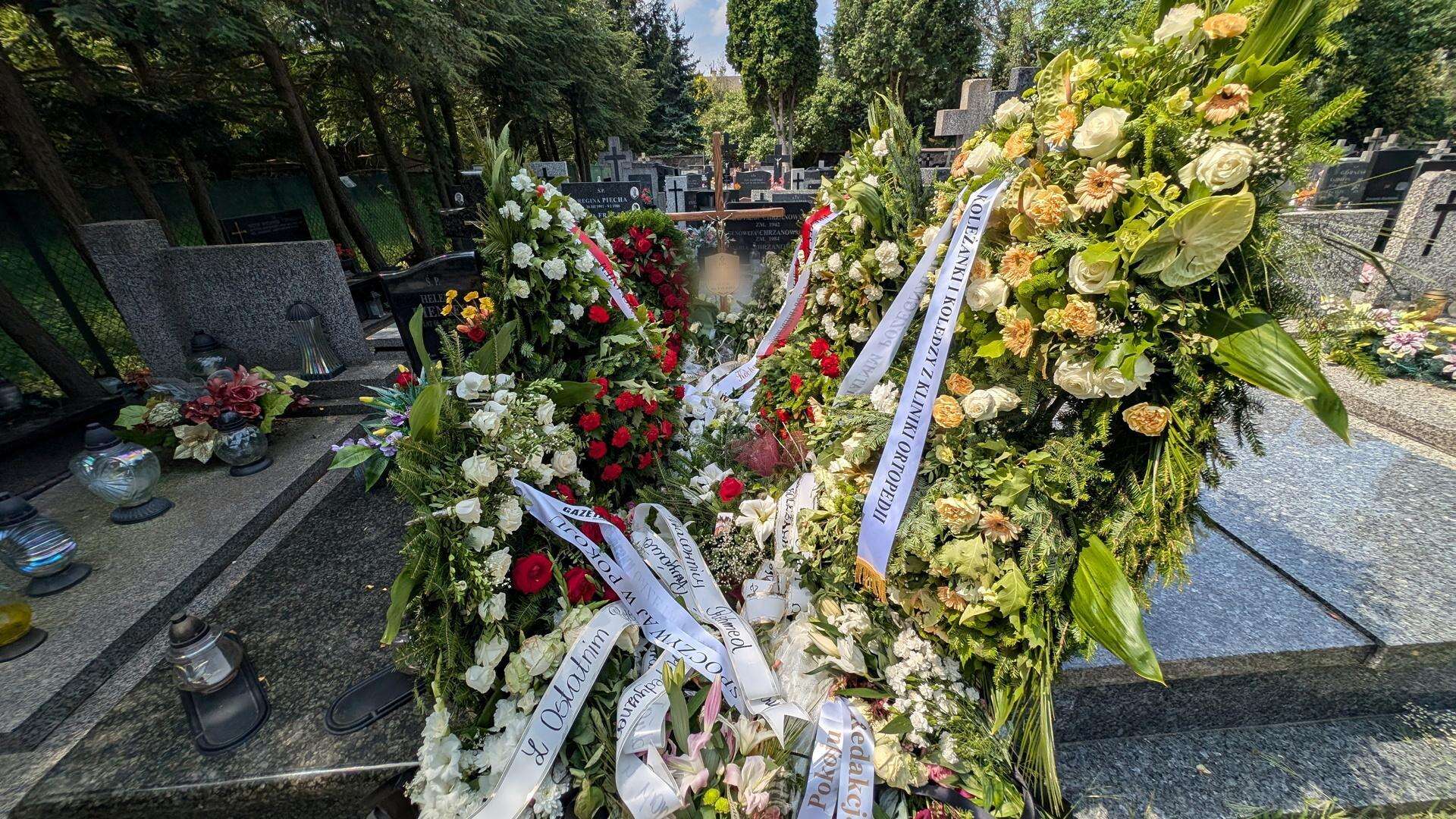 Wielki smutek Grób syna Danuty Holeckiej utonął w kwiatach. Specjalny wieniec od Jarosława Kaczyńs…