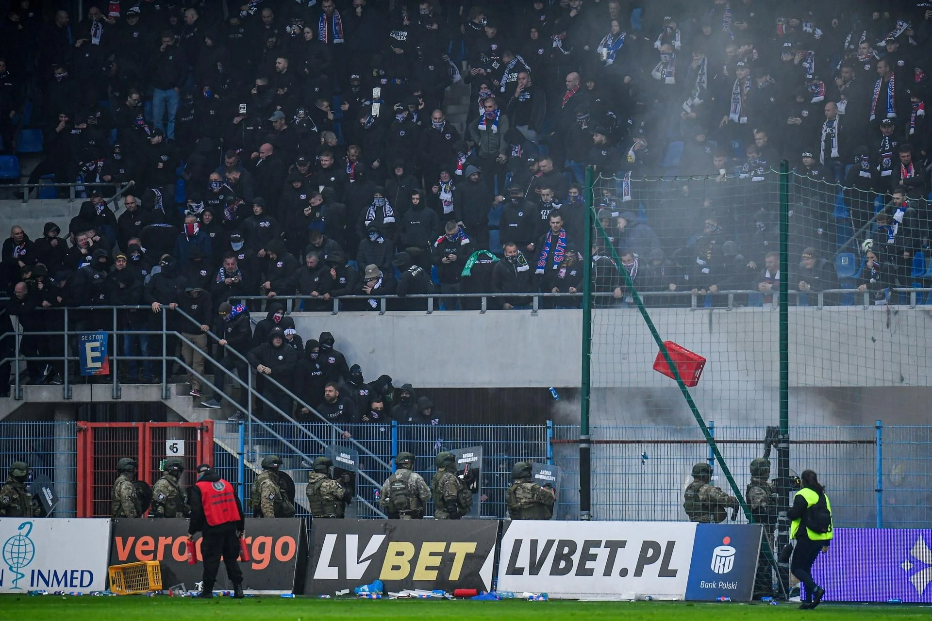 Zobacz zdjęcia Potworna zadyma kiboli na meczu Piast – Górnik. Rzucali ... drzwiami i koszami. Jest…
