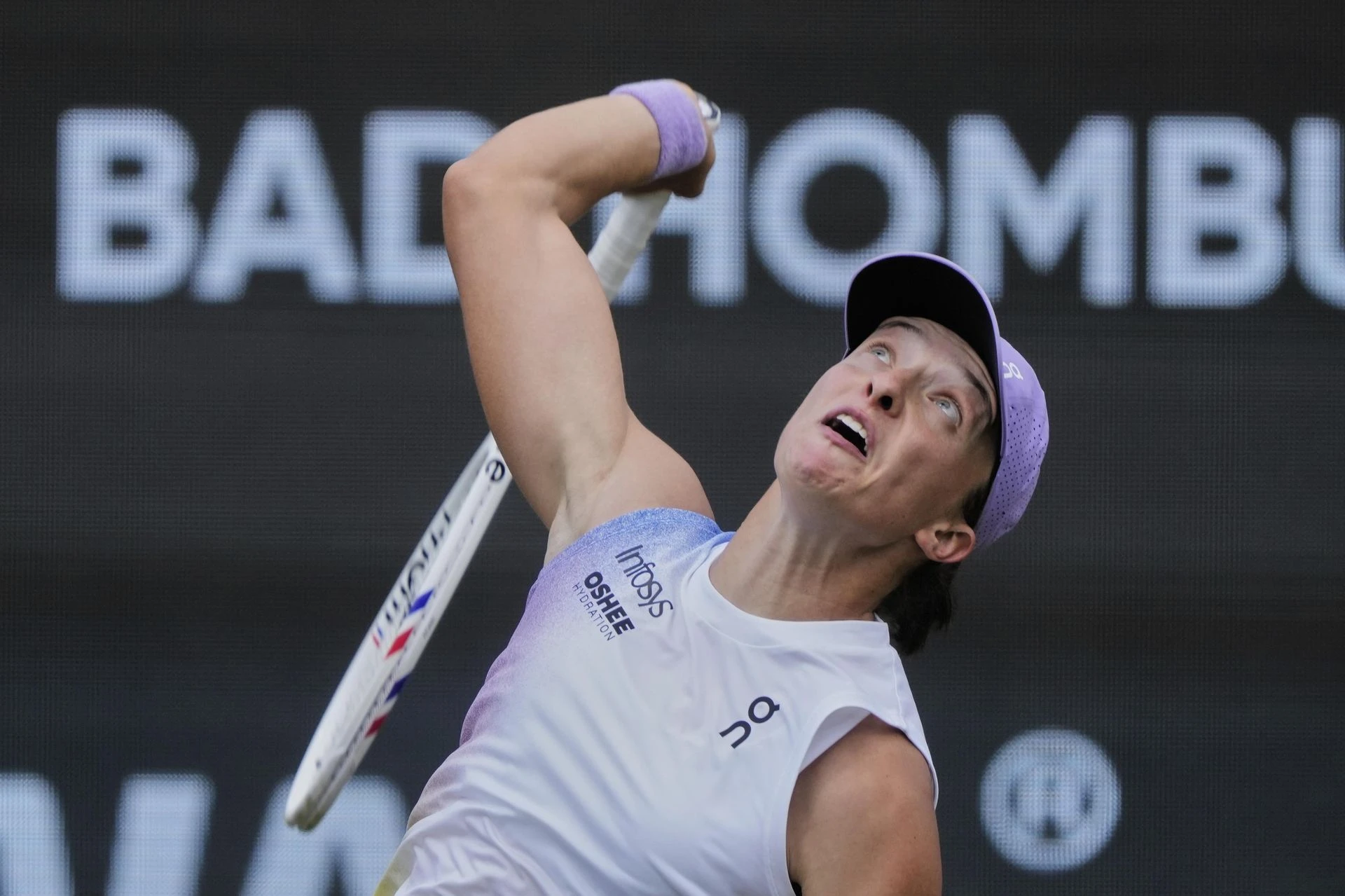 Gorący doping Poseł dopingował Igę Świątek na Wimbledonie. Wcześniej spał w namiocie i złamał wsze…