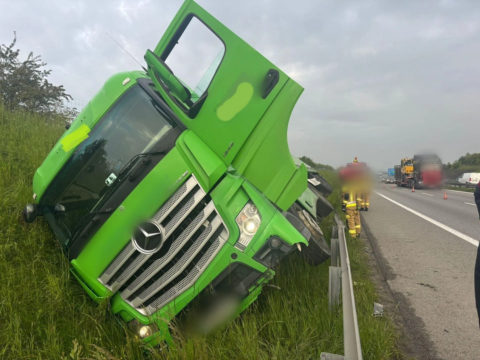Utrudnienia dla kierowców Koszmarny poranek na A4. Ciężarówka w rowie, stworzył się gigantyczny korek