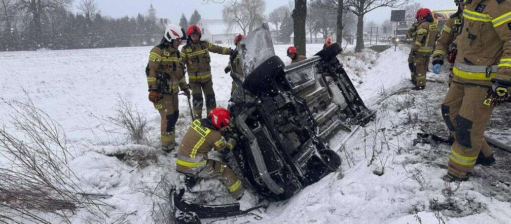 Auto wpadło do rowu Cztery osoby ranne w czołówce dwóch osobówek. Koszmarny wypadek na DK3