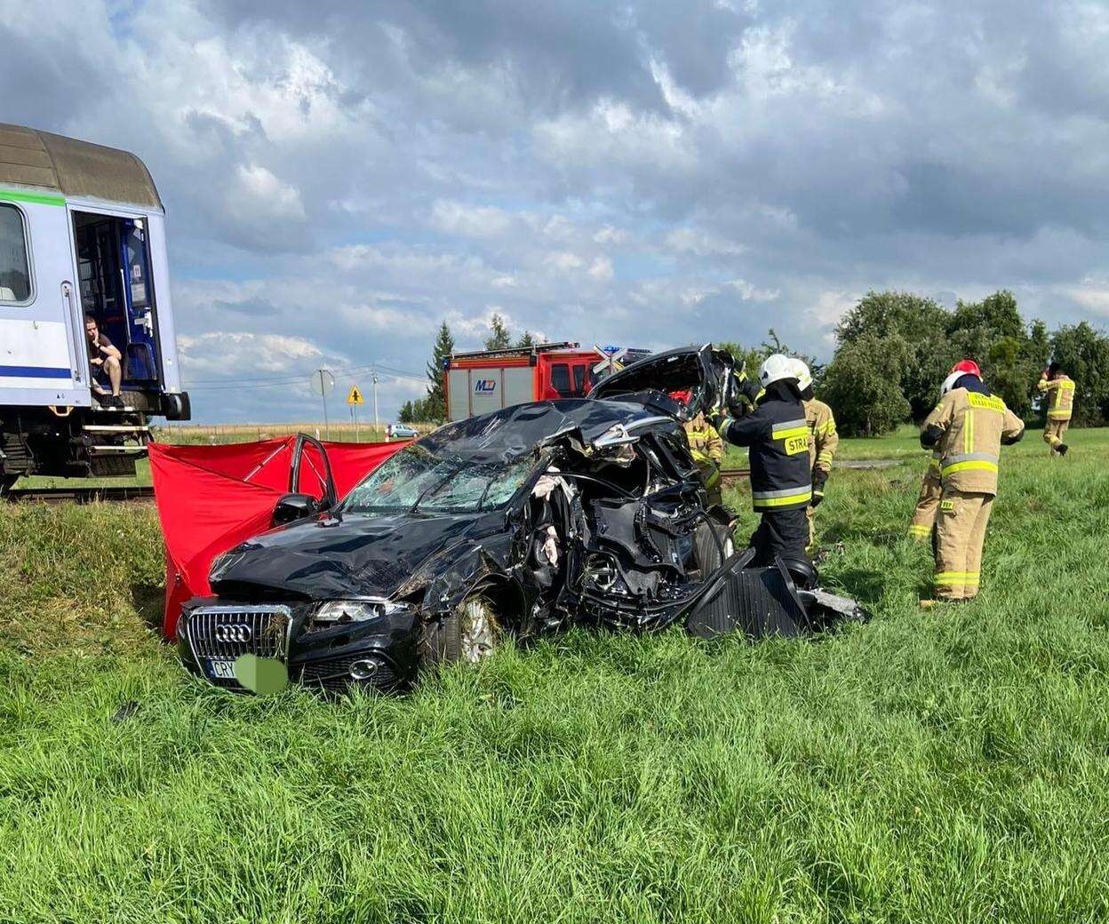 Wypadek śmiertelny Audi zmiażdżone przez pociąg na przejeździe kolejowym. Nie żyje 45-letnia kobieta