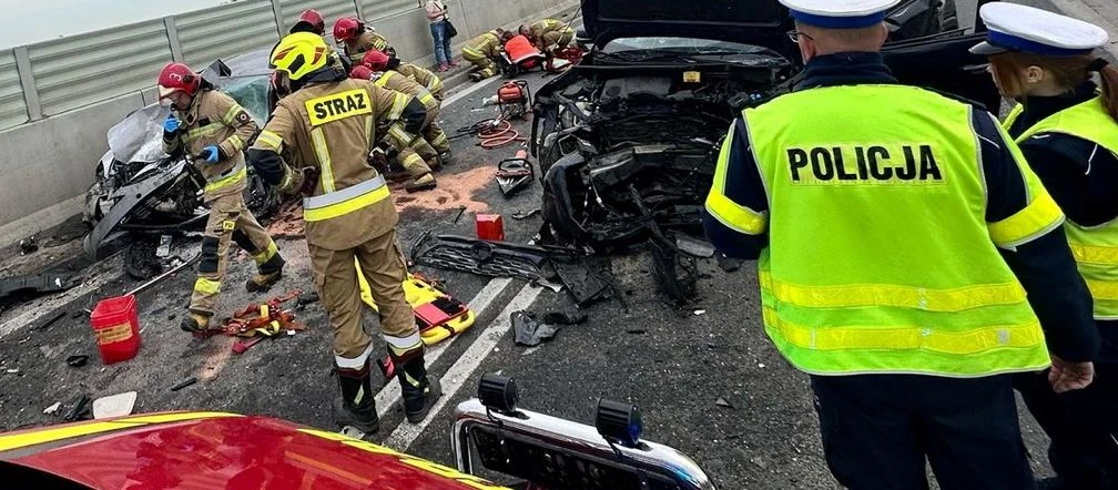 Czołówka osobówek Koszmarny wypadek na wschodniej obwodnicy Wrocławia. Lądował śmigłowiec LPR