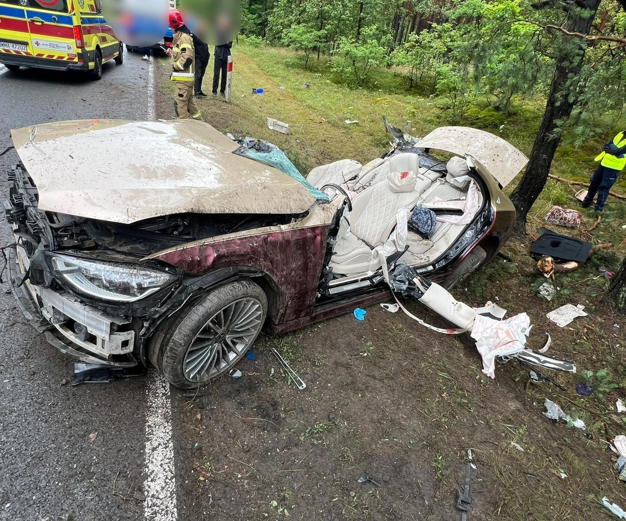 Wstrząsające! Z luksusowego Maybacha za milion złotych nic nie zostało. W środku 74-latka i pies