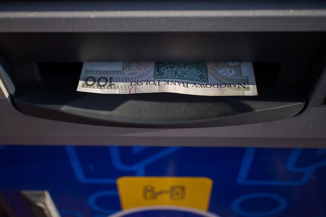 Eksplozja na Wiejskiej! Policja szuka sprawcy wysadzenia bankomatu w Elblągu