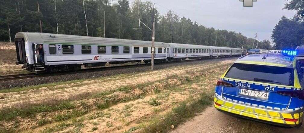 SEKUNDY OD TRAGEDII Chwile grozy na przejeździe kolejowym pod Płockiem. Bus zderzył się z pociągiem