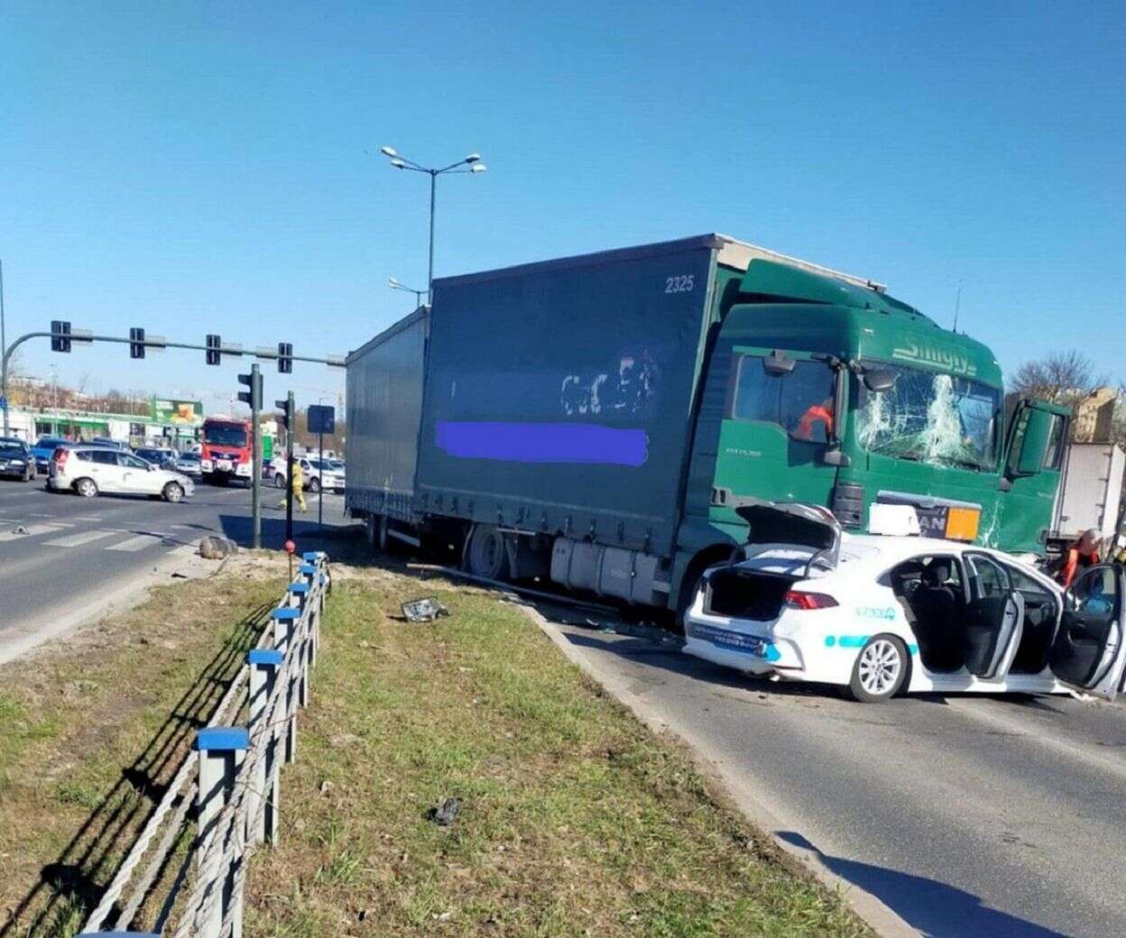 Policjanci ratowali poszkodowanych W Krakowie ciężarówka staranowała stojące przed nią auta. W kabinie był nieprzytomny…