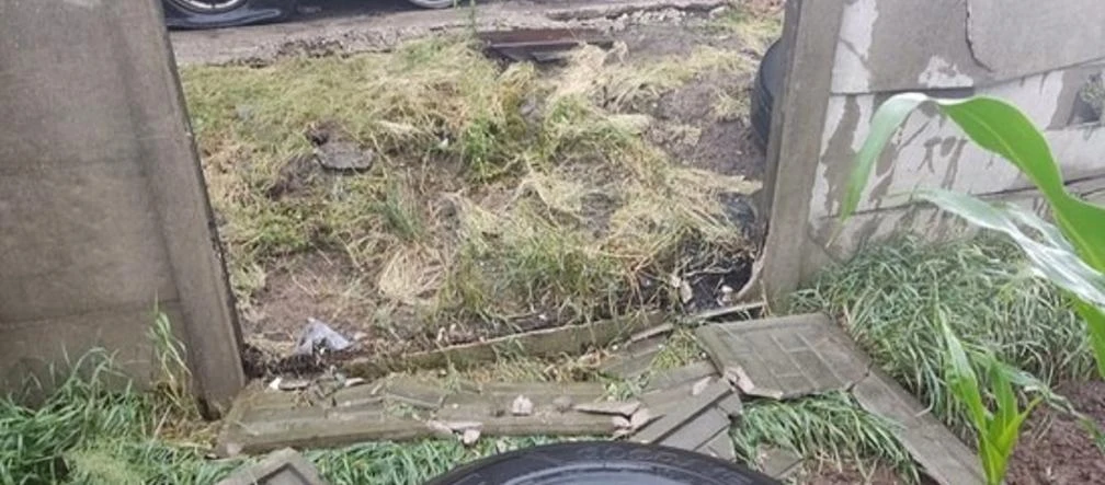 Piorun uderzył w TIR-a i przebił opony. Dwie z nich wystrzeliły i narobiły ogromny...