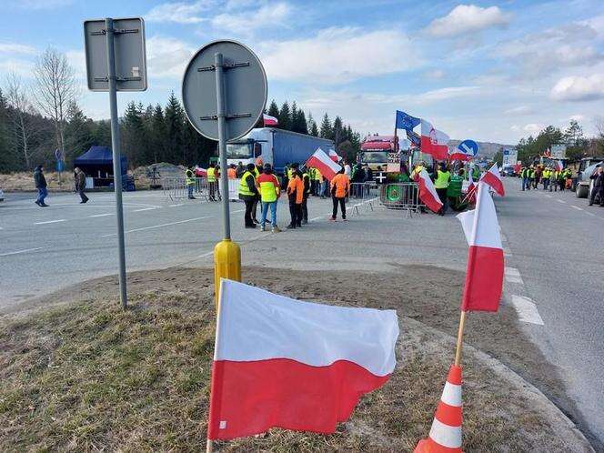 JEST POSZKODOWANY Protest rolników. Kierowca tira potrącił uczestnika protestu! Chciał ominąć blokadę